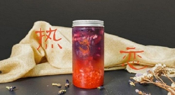分层渐变的饮品草莓蝶豆花汁,颜值超高~