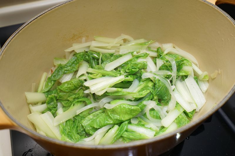 洋蔥炒小白菜。清甜爽口