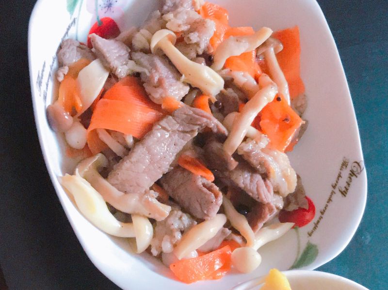 鹹豬肉炒菇(去味紅蘿蔔。便當菜)