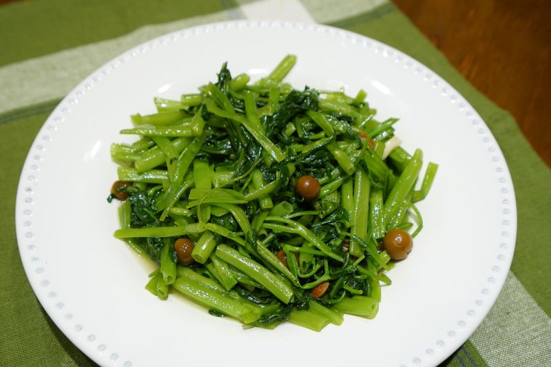 破布子炒空心菜。甘甜古早味