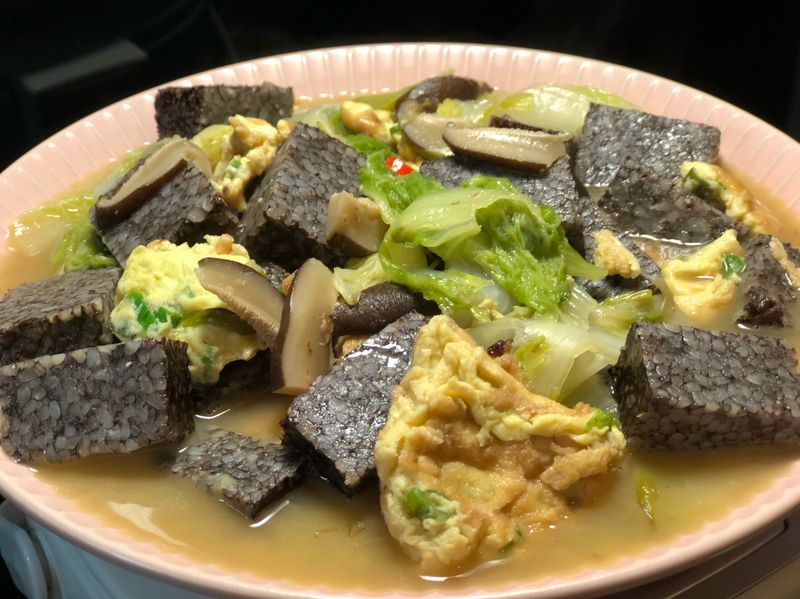 蛋香白菜燴米血