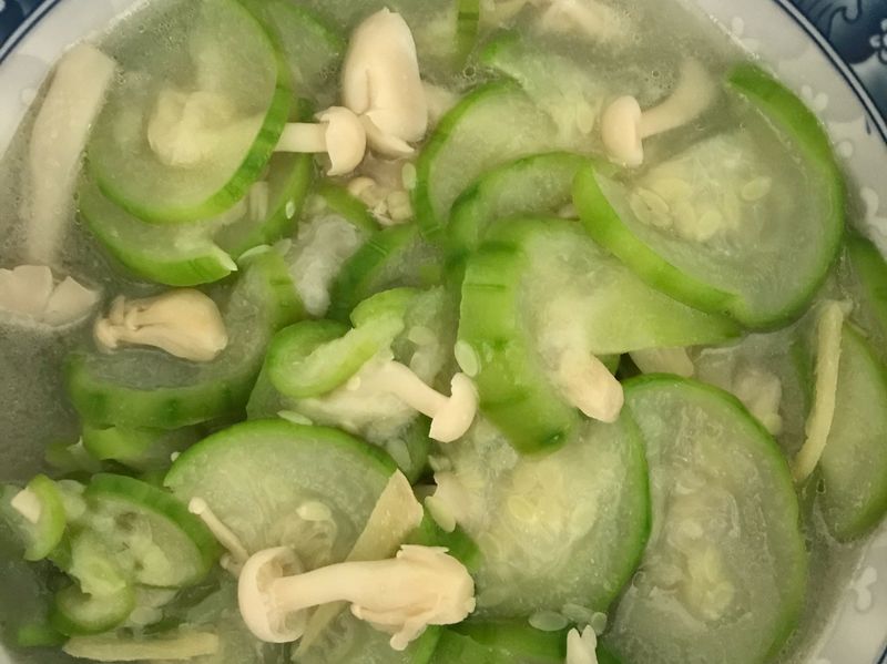 絲瓜佐雪白菇