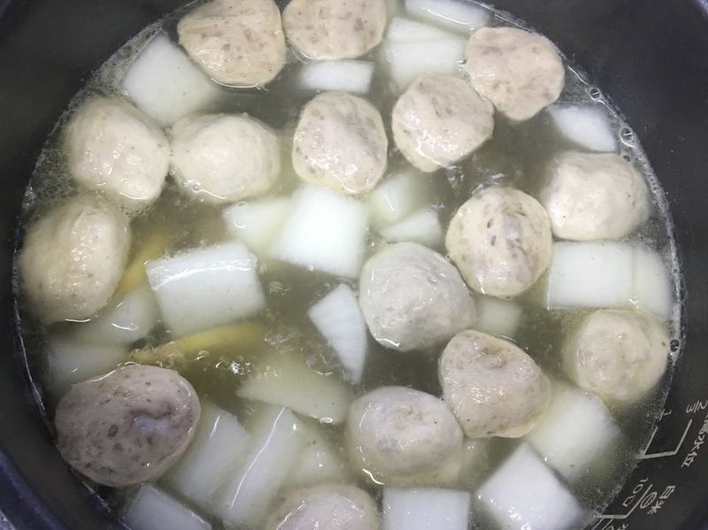 小蘋果之蘿蔔貢丸湯～南京旗萬用鍋