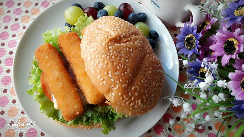 健康早餐 ~ 芒果優格醬魚柳漢堡包