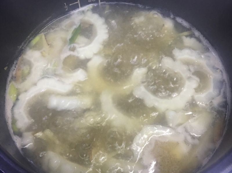 小蘋果之苦瓜排骨湯～南京旗萬用鍋