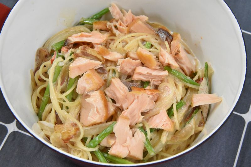 自己也能做!明太子義大利麵+乾煎鮭魚~