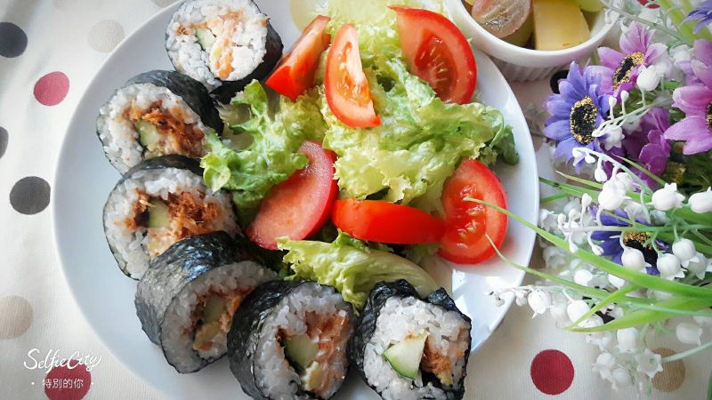 健康早午餐 ~ 芥末鮭魚小黃瓜肉鬆海苔卷