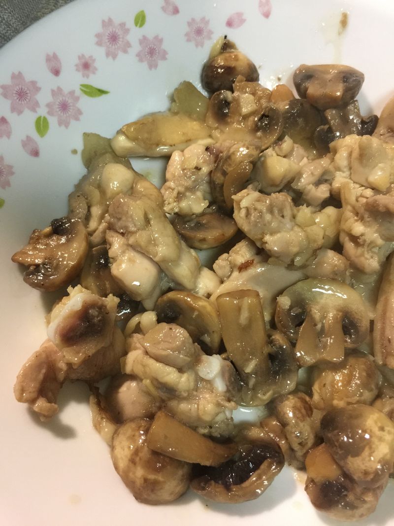蘑菇炒雞腿肉