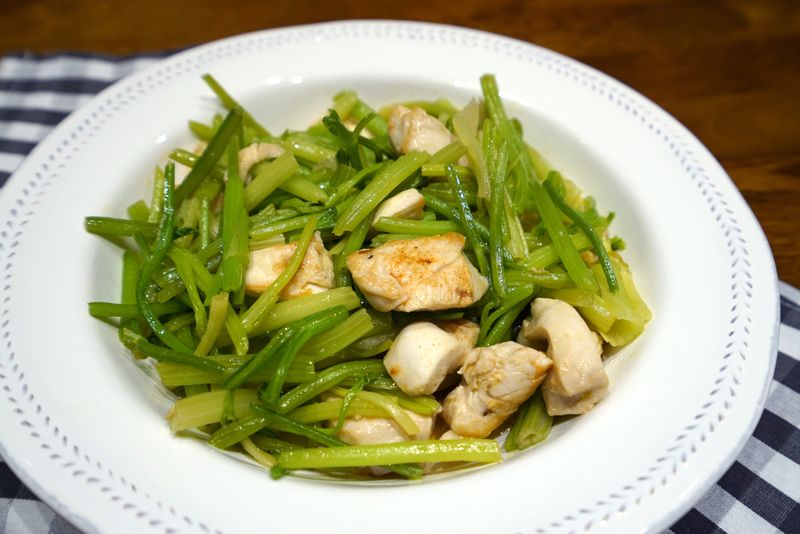 芹菜炒雞丁。簡易便當菜