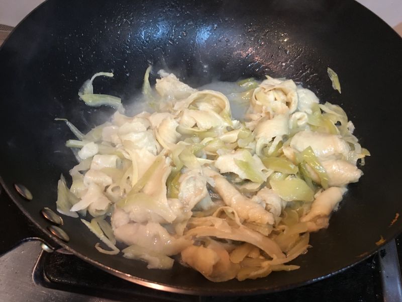 酸菜炒麵腸