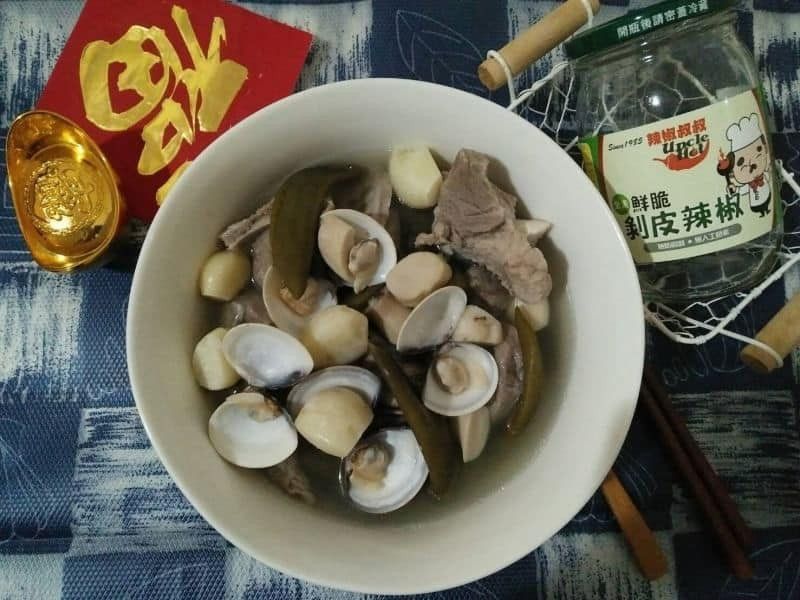 剝皮辣椒蒜鮑菇蛤蜊排骨湯【豆豆愛的料理】
