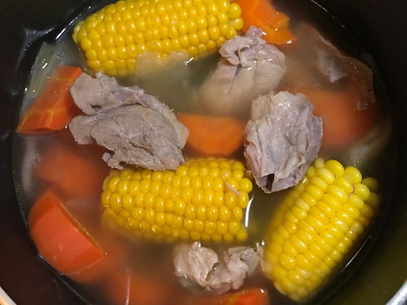 紅蘿蔔玉米豬腱湯