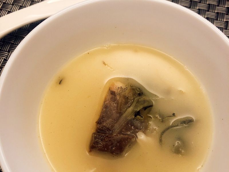 濃郁乳白色的魚湯