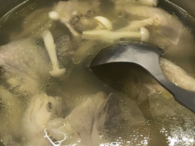 蒜頭雪白菇雞湯
