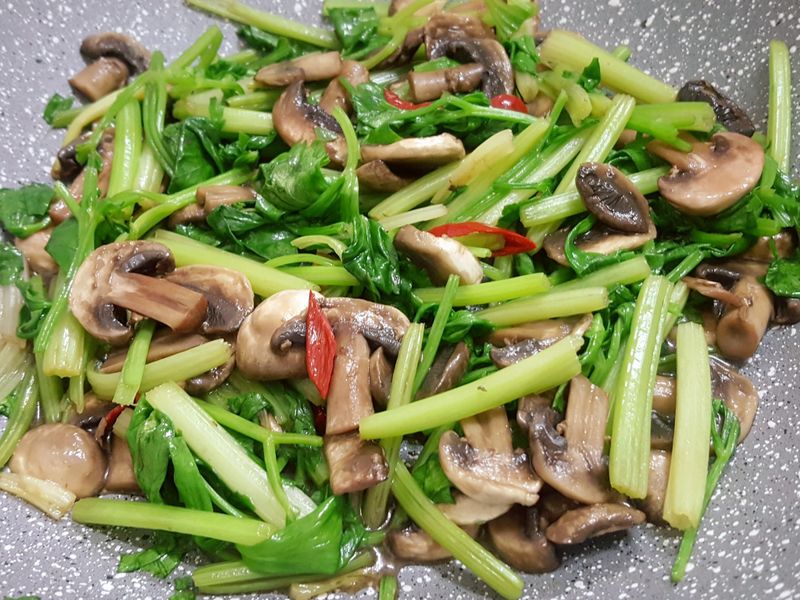 增加香氣的芹菜炒蘑菇