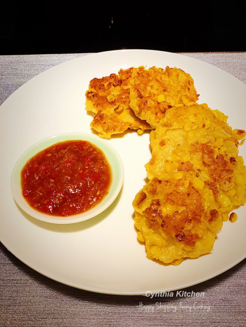 香煎蟹肉粟米餅配泰式甜辣醬