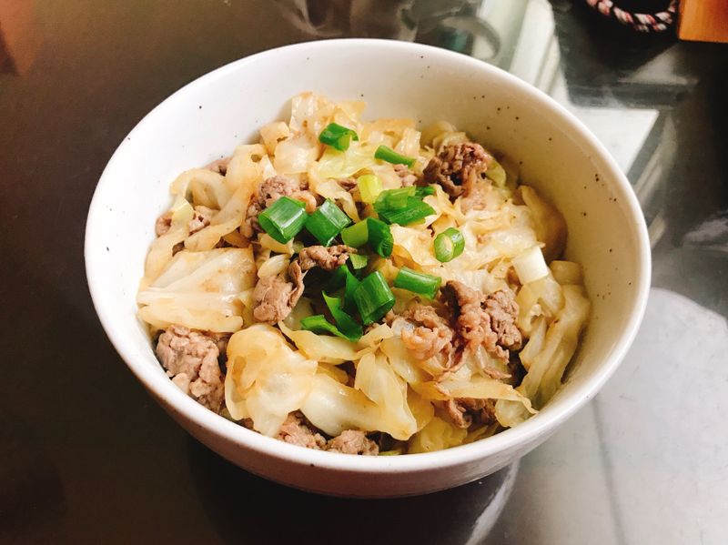 日式高麗菜牛肉蓋飯(10分鐘料理)