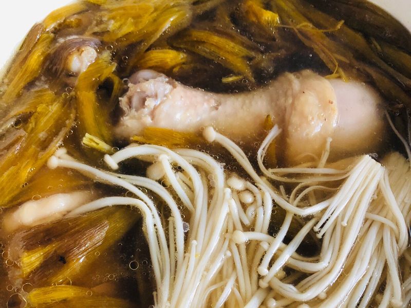 金針花雞湯