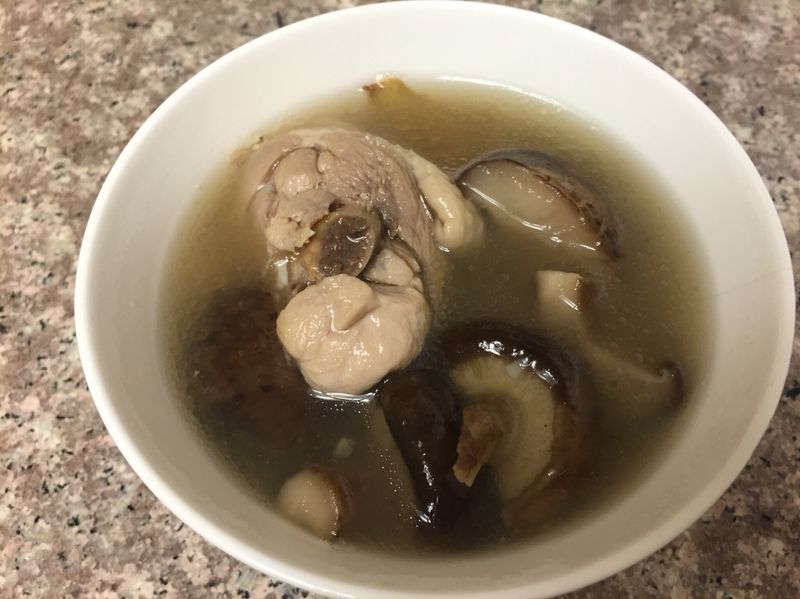 湯鮮肉嫩❤️《香菇雞湯》