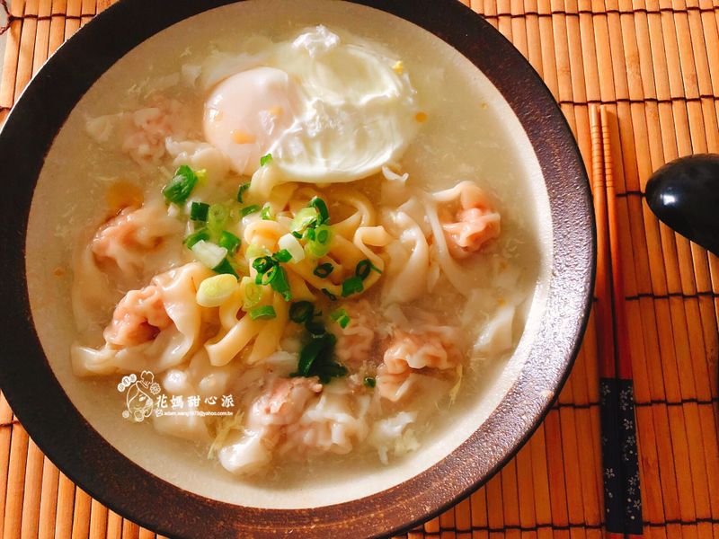 餛飩蛋包湯麵(主食料理)