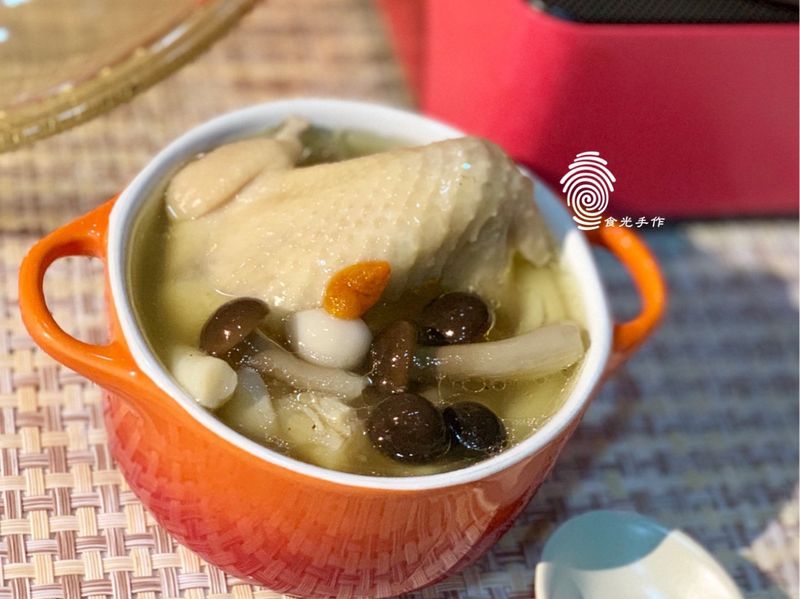 《菌菇干貝鮮雞湯》