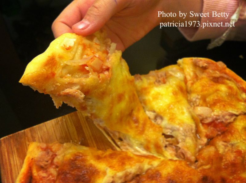五分鐘免揉麵包～現烤出爐-鮪魚洋蔥pizza ＆夏威夷pizza