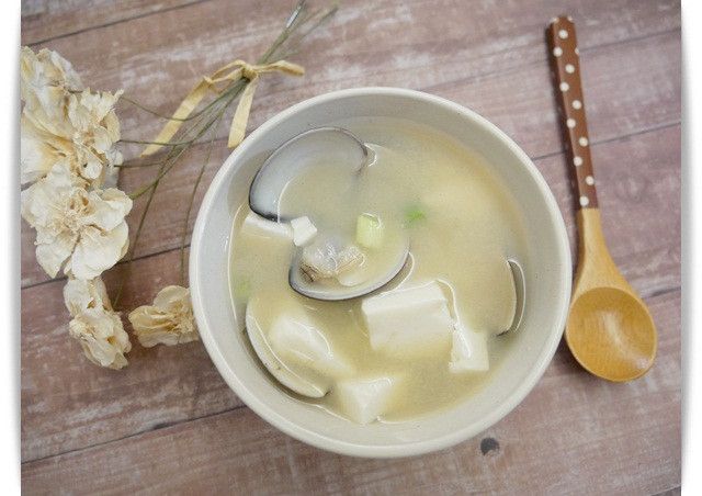 簡單鮮甜「蛤蠣味噌豆腐湯」好濃郁 ♪