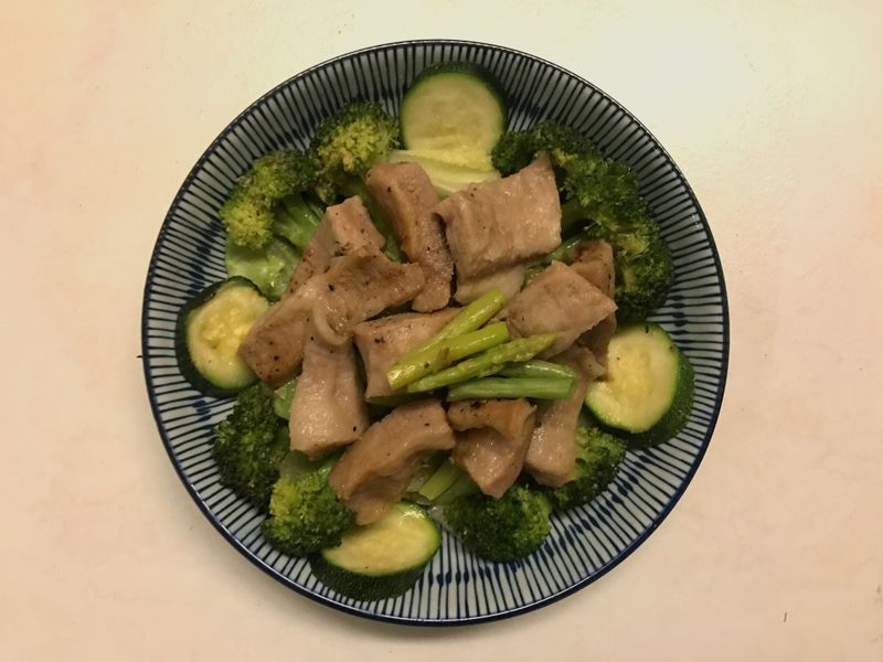 微波盒料理|鹽麴松阪豬溫沙拉(低醣)