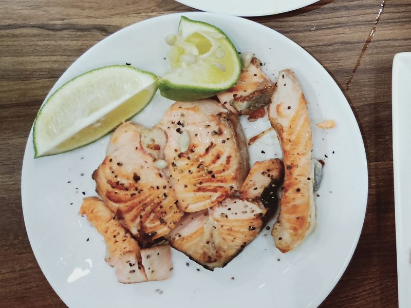 香煎鮭魚撒檸檬