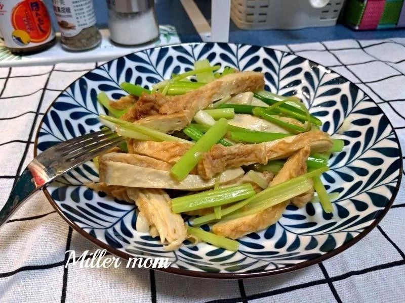 蒜香芹菜炒豆包