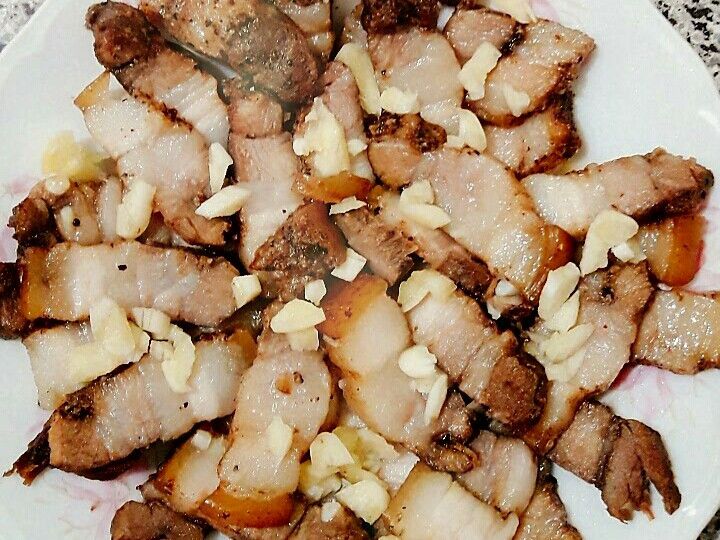 鹹豬肉佐蒜片