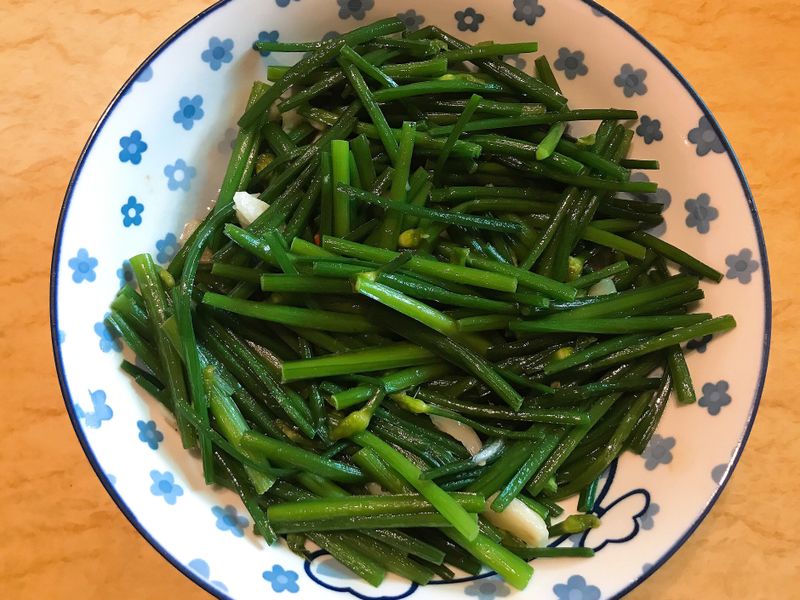 。辣炒韭菜花。