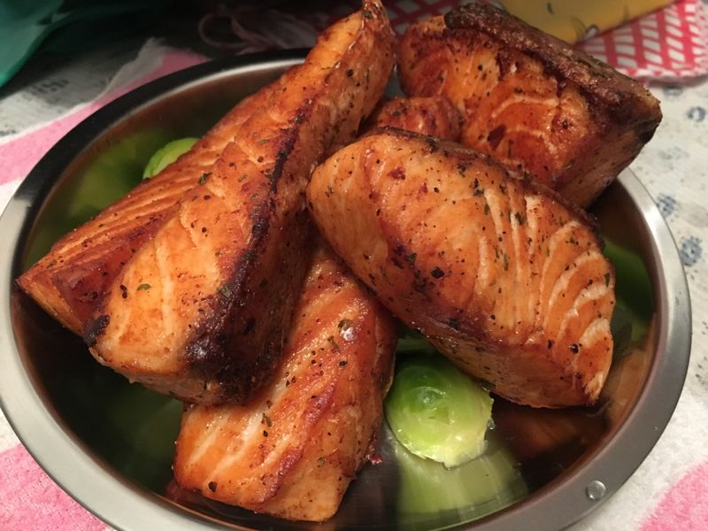 便當之選:煎香草三文魚配迷你椰菜