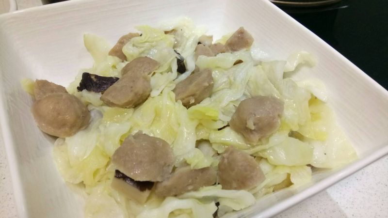 麻油貢丸炒高麗菜