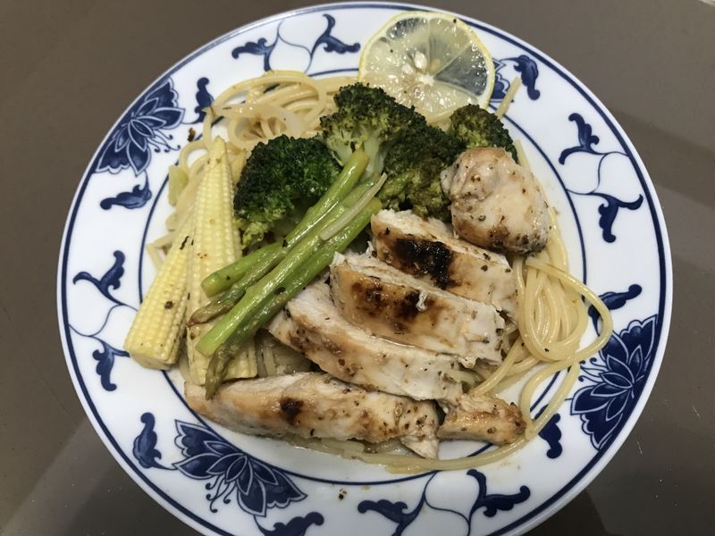 檸檬奶油香煎雞肉蔬菜義大利麵