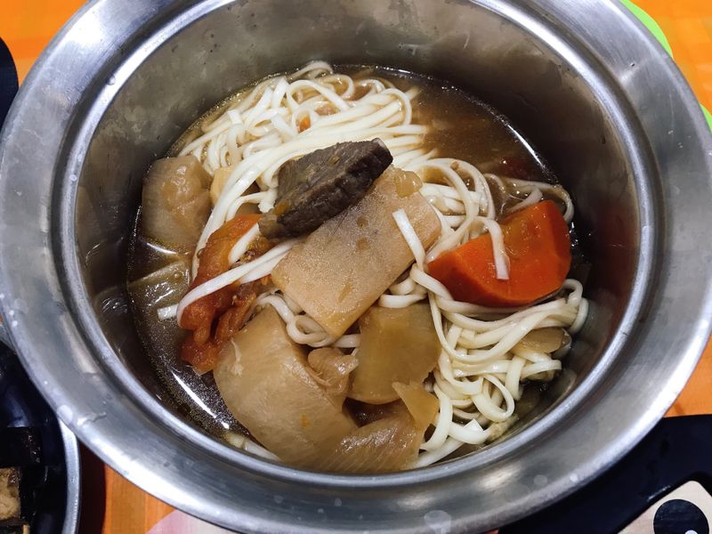 紅燒豬肉麵(蔬菜:紅白蘿蔔、洋蔥、番茄)