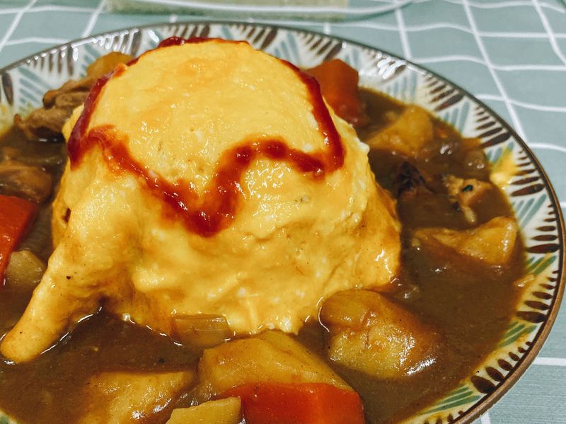 蛋包飯佐雞肉咖哩