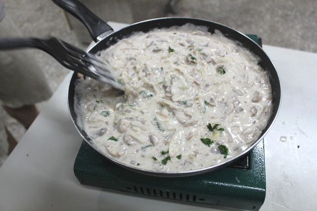 捷克料理。酸奶煨洋蔥炒洋菇 sour cream mushroom sauce(約5人份)
