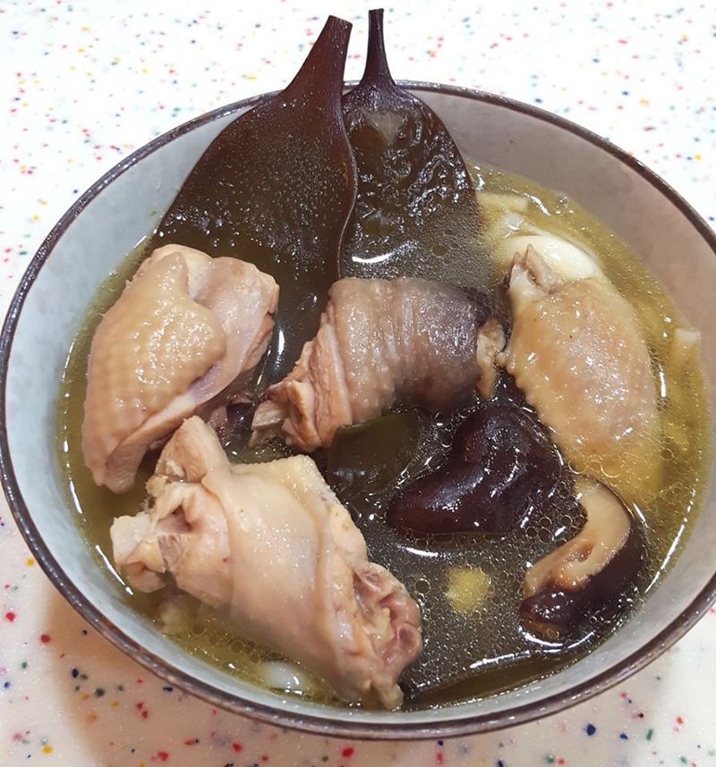 根昆布香菇雞湯