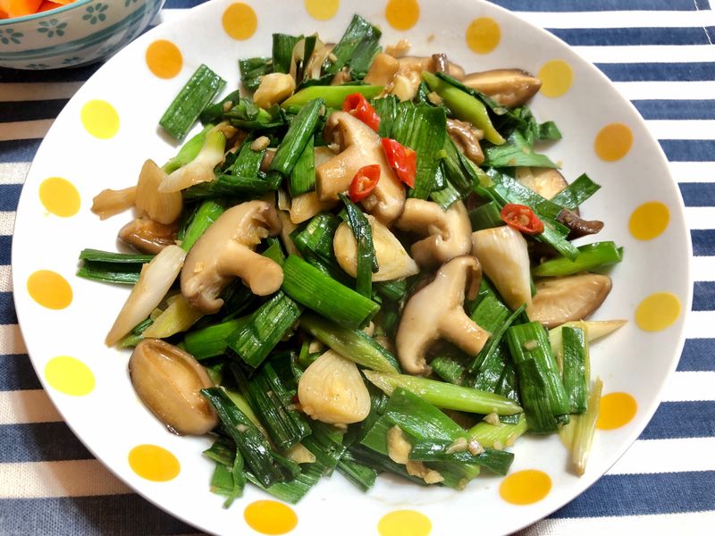 蒜苗炒鮮香菇