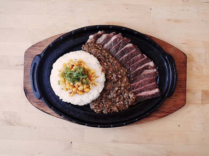 【湯瑪仕上菜】－鐵板牛排飯
