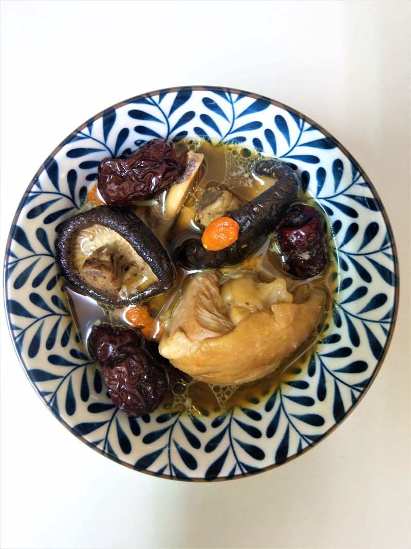 好鮮甜!高粱香菇雞湯(電鍋料理)