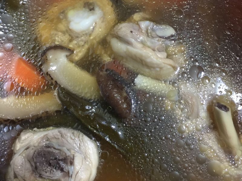 剝皮辣椒雞湯