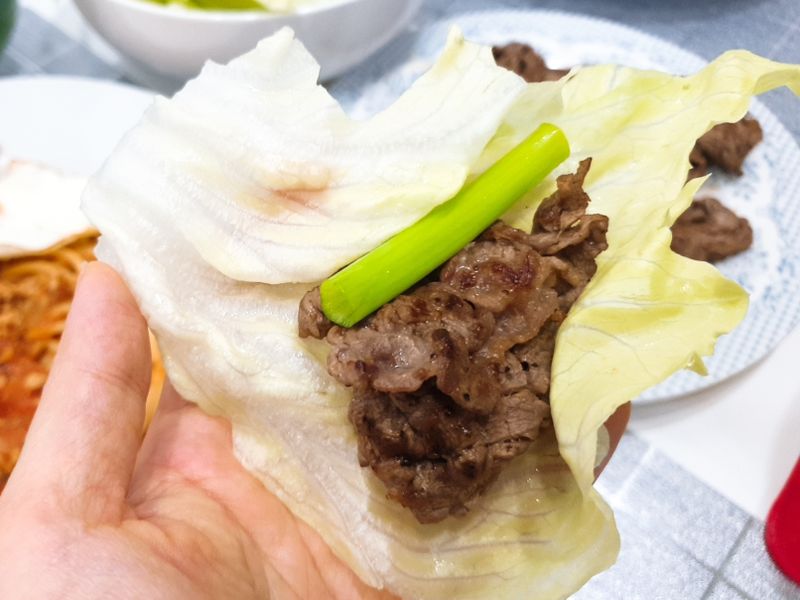 烤肉配生菜