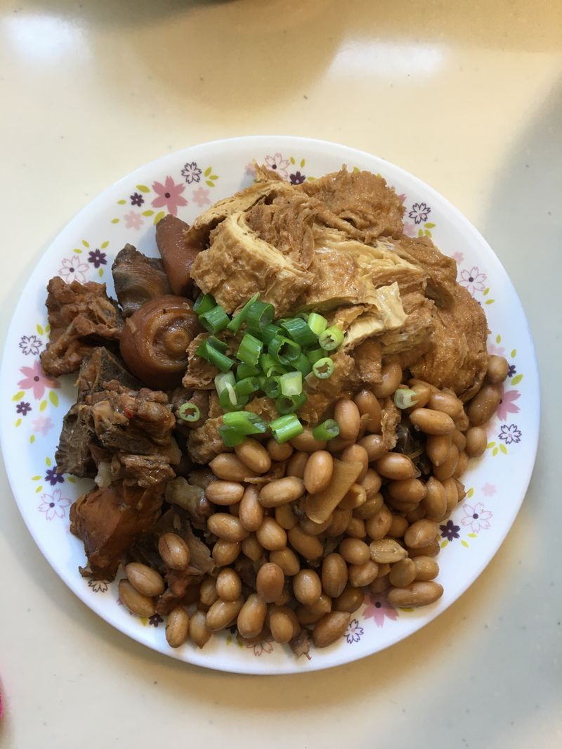 滷花生豬尾巴