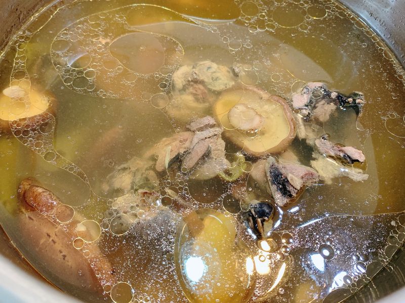 剝皮辣椒雞湯