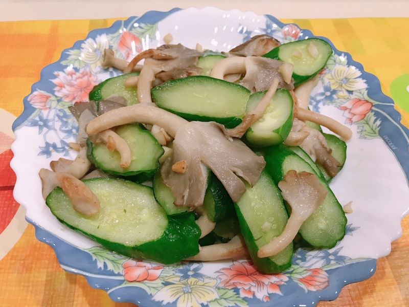 小黃瓜炒鴻喜菇