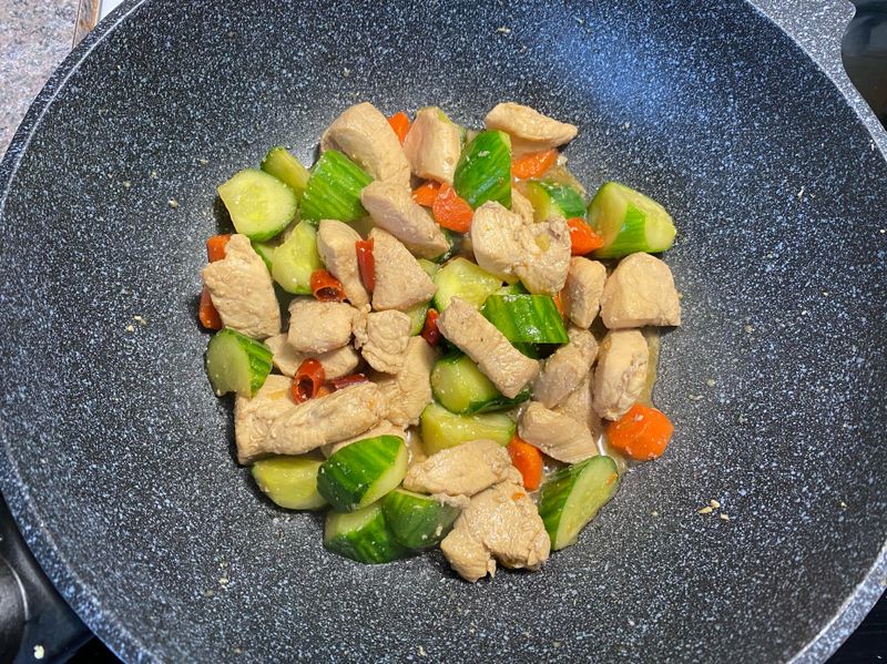 配色家常料理之黃瓜炒雞丁