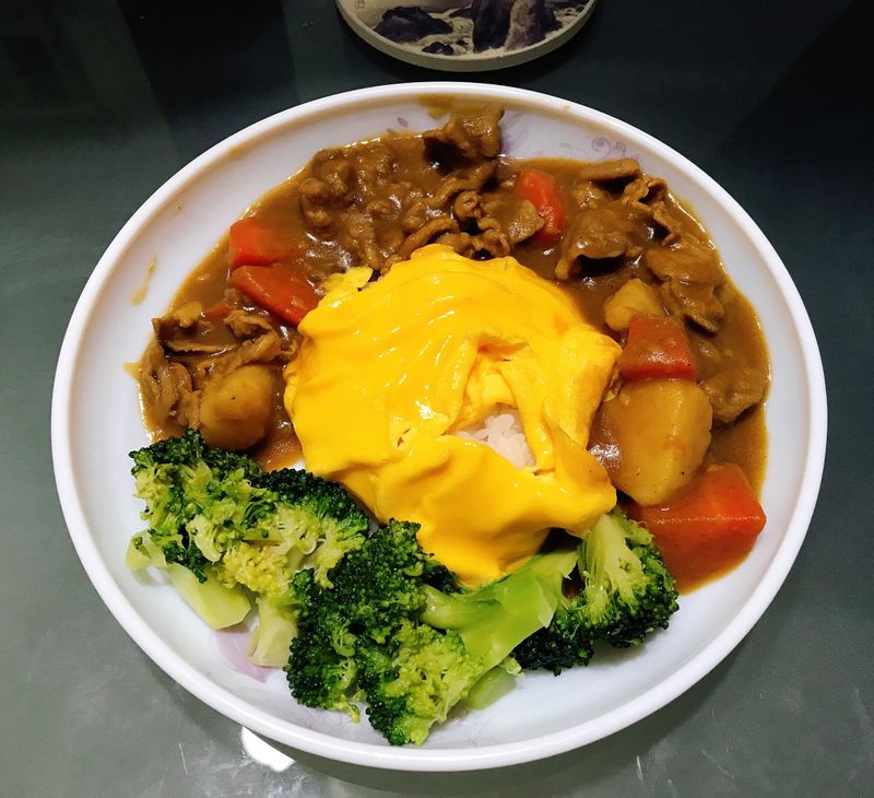 歐姆蛋豬肉咖哩飯