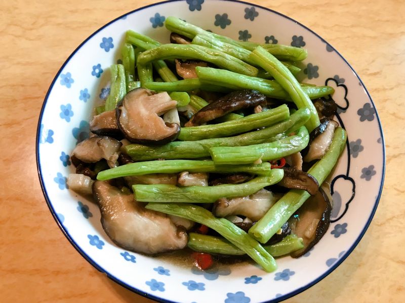 。香菇炒四季豆。